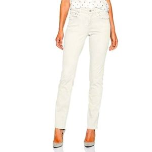 Womens Levi's Straight leg white jeans. Size 28 x 32.